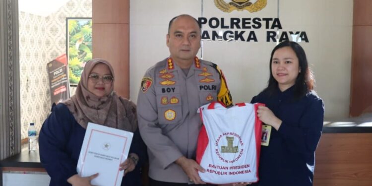 FOTO: RZL/MATAKALTENG - Kapolresta Palangka Raya, Kombes Pol Boy Herlambang, pada saat menerima secara simbolis bantuan sembako dari Presiden RI.