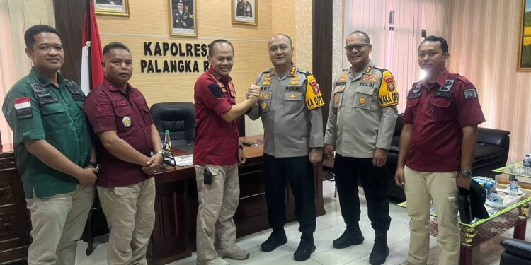 FOTO: MATAKALTENG - Kapolresta Palangka Raya, Kombes Pol Boy Herlambang pada saat foto bersama Kalapas IIA Palangka Raya, Sulardi.