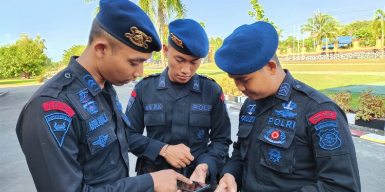 FOTO: MATAKALTENG - Personel Satbrimob Polda Kalteng pada saat dilakukan pemeriksaan handphone.
