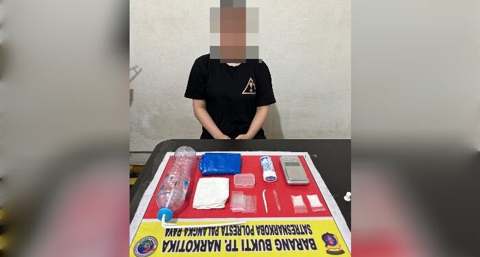 FOTO: MATAKALTENG - Terduga pelaku pada saat diamankan jajaran Satresnarkoba Polresta Palangka Raya.
