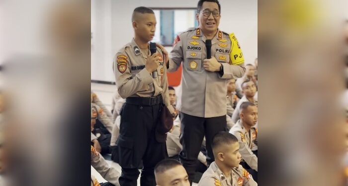 FOTO: MATAKALTENG - Kapolda Kalteng, Irjen Pol Djoko Poerwanto, pada saat berbincang dengan bintara remaja.