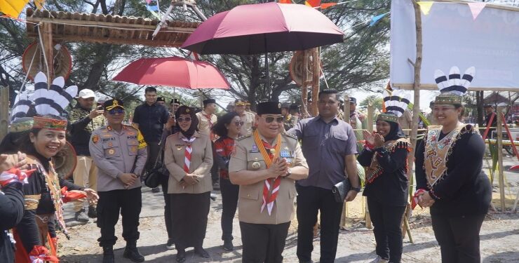 FOTO : DEVIANA/MATAKALTENG - Bupati Kotim Halikinnor meninjau peserta kemah Ely.