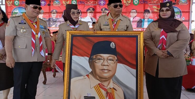 FOTO : DEVIANA/MATAKALTENG - Bupati Kotim Periode 2000-2010 saat menerima lukisan bentuk penghargaan dari Pemkab Kotim, Sabtu 27 Juli 2024.