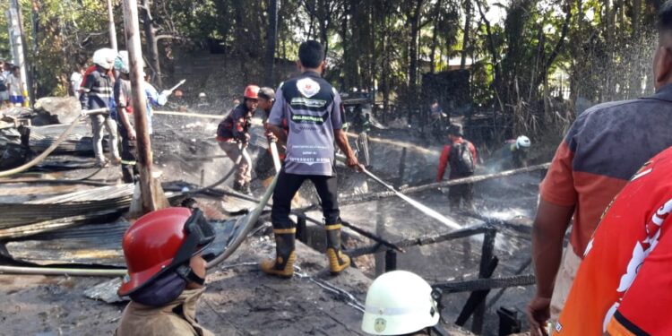 FOTO: MATAKALTENG - Petugas pemadam kebakaran pada saat melakukan proses pendinginan di empat kios sembako yang terbakar.