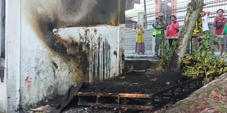 FOTO: RZL/MATAKALTENG - Kondisi kasur yang hangus terbakar dan nyaris melahap habis kios di Palangka Raya.