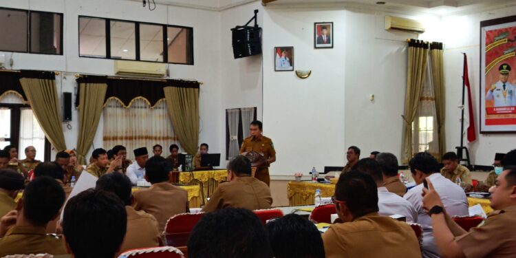 FOTO : DEVIANA/MATAKALTENG - Sekda Kotim Fajrurrahman saat membuka Rakordalev, Senin 29 Juli 2024.