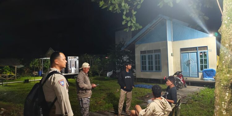 FOTO: MATAKALTENG - Personel Polres Kotim, pada saat menyambangi warga.