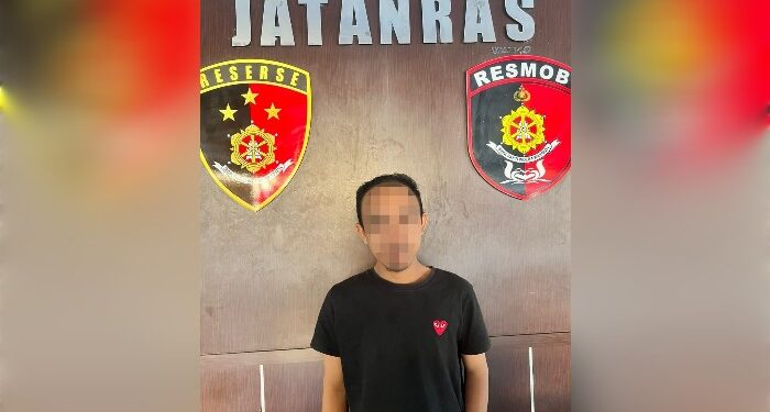 FOTO: MATAKALTENG - Terduga pelaku AR, saat diamankan Polresta Palangka Raya.