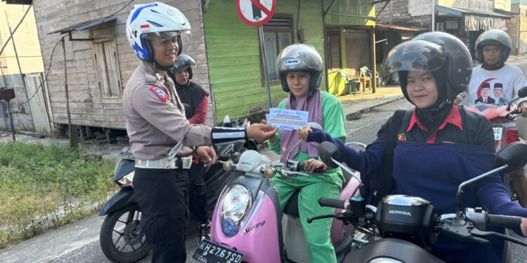 Foto : IST/MATAKALTENG - Petugas Satlantas Polres Sukamara saat melaksanakan kegiatan operasi Patuh Telabang 2024.