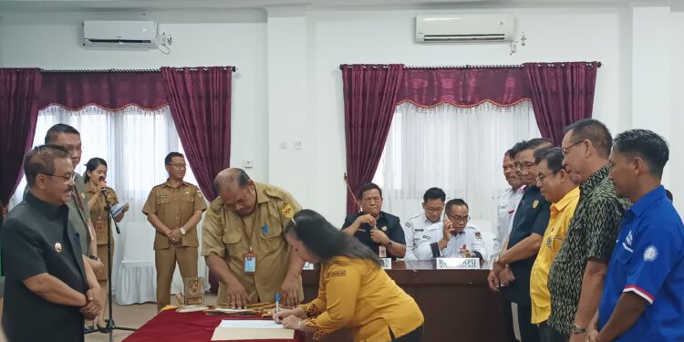 FOTO : DISKOMINFO SANTIK/MATA KALTENG - Para pengurus parpol ketika menandatangani berita acara serah terima bantuan keuangan parpol tahap pertama, Senin, 29 Juli 2024.