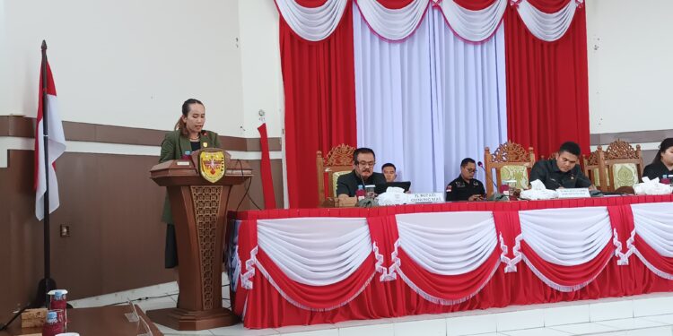 FOTO : DPRD GUMAS/MATA KALTENG - Juru bicara Fraksi PDIP Nomi Aprilia menyampaikan pandangan umum fraksi terhadap raperda tentang Perubahan APBD tahun 2024, pada rapat paripurna ke-10 masa persidangan III tahun sidang 2024, Senin, 29 Juli 2024.