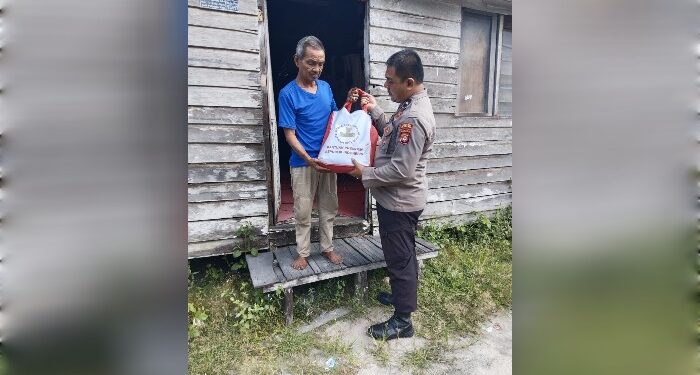 FOTO: MATAKALTENG - Personel Polresta Palangka Raya pada saat menyerahkan sembako Presiden RI.