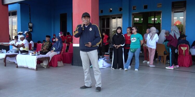 Foto: DIAN/MATA KALTENG - Kepala Dinas Pemuda dan Olahraga Kotim Wiyono saat memberikan sambutan dalam kegiatan senam sehat bersama di lapangan voli indoor Stadion 29 November Sampit.