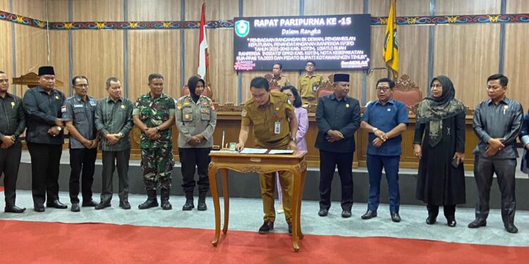 Foto: DIAN/MATA KALTENG - Penandatanganan nota kesepakatan DPRD Kotim dan Pemkab Kotim terkait KUA PPAS 2025, 29 Juli 2024.
