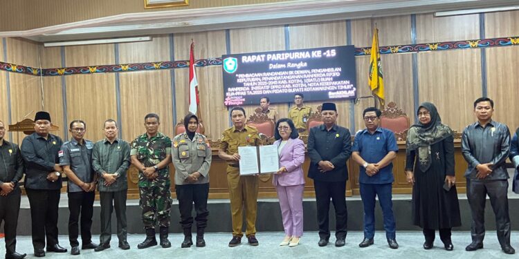 Foto: DIAN/MATA KALTENG - Kesepakatan bersama DPRD dan Pemkab Kotim terkait Ranperda RPJPD Kotim dan Ranperda Perlindungan Petani, 29 Juli 2024.