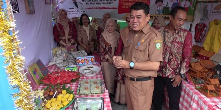 Foto: DIAN/MATA KALTENG - Kepala Dinas Pendidikan Kotim Muhammad Irfansyah saat menyaksikan pameran karya siswa se Kecamatan Baamang, 30 Juli 2024.