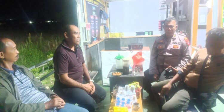 FOTO: IST/MATAKALTENG - Kapolsek Baamang dan Danramil Baamang saat patroli di Poskamling pada wilayah hukumnya.