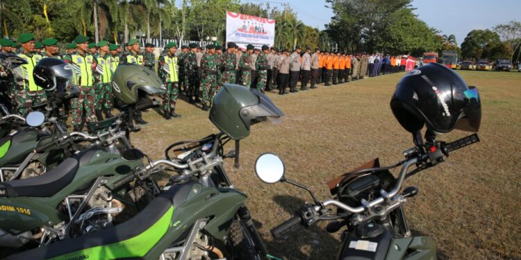 FOTO: RZL/MATAKALTENG - Tim gabungan pada saat melaksanakan apel gelar pasukan karhutla.