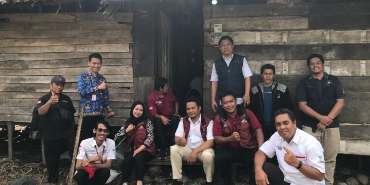 FOTO : IST/MATAKALTENG - Tim saat meninjau rumah warga yang menerima bantuan RST dari Kemensos, belum lama ini.