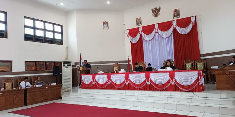 FOTO : DISKOMINFO SANTIK/MATA KALTENG - Pj Bupati Gumas Herson B Aden saat menyampaikan jawaban atas pandangan umum fraksi-fraksi pendukung DPRD terhadap Raperda perubahan APBD tahun 2024, pada rapat paripurna ke-11 masa persidangan III tahun sidang 2024, Senin, 29 Juli 2024 sore.