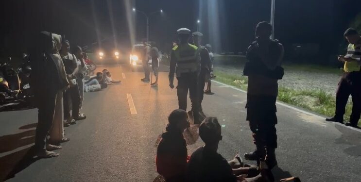 FOTO: MATAKALTENG - Penindakan balapan liar di area bandara H Asan Sampit pada Minggu 28 Juli 2024 lalu.