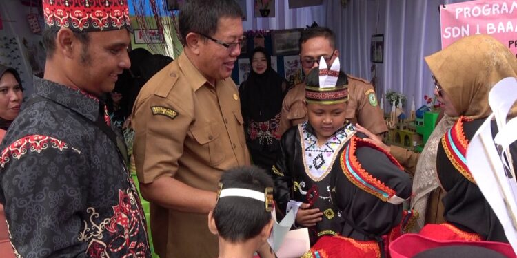 Foto: DIAN/MATA KALTENG - Ketua Program Management Office (PMO) Sekolah Penggerak Dinas Pendidikan Kabupaten Kotawaringin Timur Suyoso saat menyambangi gelar karya P5 Kecamatan Baamang, 30 Juli 2024.