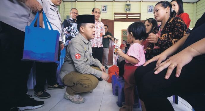 Foto: MATAKALTENG - Pj. Bupati Barsel Deddy Winarwan saat bercengkrama dengan anak PAUD di Kecamatan Gunung Bintang Awai.