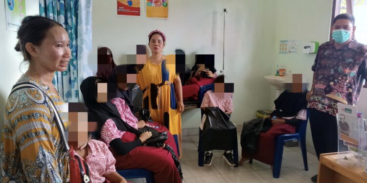 FOTO: MATAKALTENG - Siswa-siswi SDN 1 Kereng Bangkirai, pada saat mendapatkan perawatan medis usai diduga keracunan makanan.