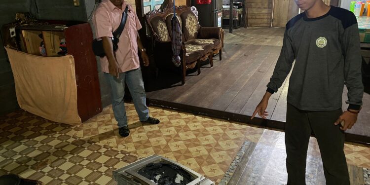 FOTO : HUMAS POLRES GUMAS/MATA KALTENG - Anggota Polsek Kurun menunjukkan satu buah televisi yang dirusak pelaku, Selasa, 30 Juli 2024.