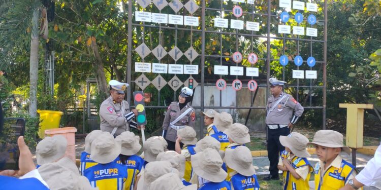 FOTO: MATAKALTENG - Personel Satlantas Polresta Palangka Raya pada saat memberikan edukasi kepada siswa TK tentang rambu-rambu lalu lintas.