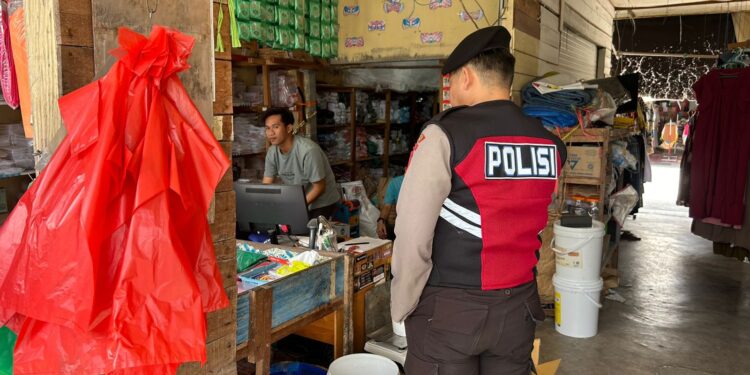 FOTO: MATAKALTENG - Personel Polresta Palangka Raya pada saat melakukan patroli di Pasar Rajawali.