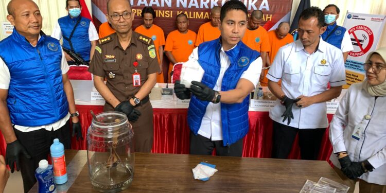 FOTO: RZL/MATAKALTENG - Kepala BNNP Kalteng, Brigjen Pol Joko Setiono (tengah), pada saat menunjukkan barang bukti narkotika jenis sabu.
