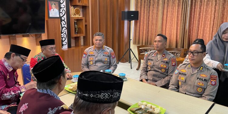 FOTO: MATAKALTENG - Jajaran Ditbinmas Polda Kalteng, pada saat bersilaturahmi bersama FKUB Kalteng.