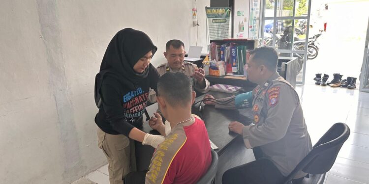 FOTO: MATAKALTENG - Personel Polresta Palangka Raya, pada saat dilakukan pemeriksaan kesehatan.