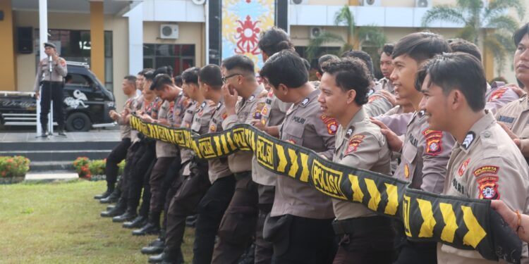 FOTO: MATAKALTENG - Personel Polresta Palangka Raya, pada saat melakukan latihan pengendalian masyarakat.