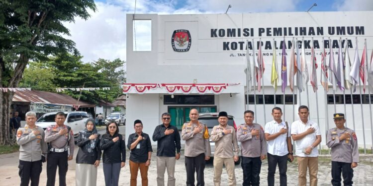 FOTO: MATAKALTENG - Kapolresta Palangka Raya, Kombes Pol Boy Herlambang bersama Ketua KPU Kota Palangka Raya, Joko Anggoro, pada saat foto bersama.