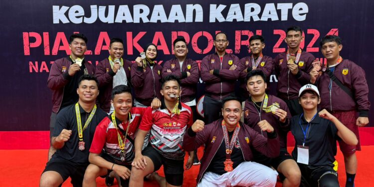 FOTO: MATAKALTENG - Tim Karate Polda Kalteng pada saat foto bersama usai menerima medali di Kejuaraan Karate Kapolri Cup 2024.