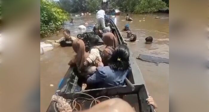 FOTO; IST/MATAKALTENG - Tangkap layar yang memperlihatkan para penumpang klotok karam di sungai Desa Hantipan, Kecamatan Pulau Hanaut.