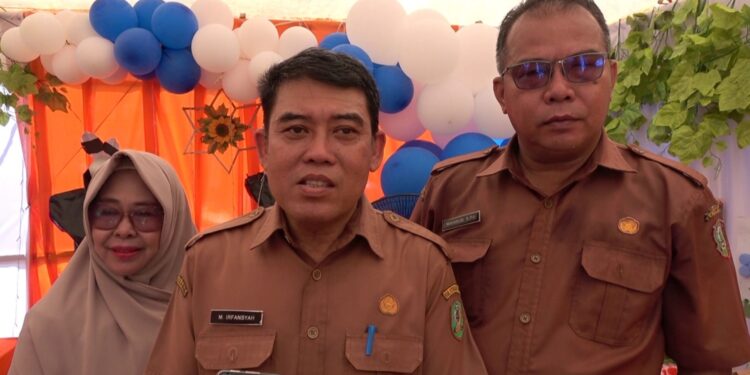 Foto: DIAN/MATA KALTENG - Kepala Disdik Kotim Muhammad Irfansyah (tengah).