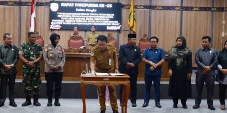 Foto: DIAN/MATA KALTENG - Sekretaris Daerah Kotim Fajrurrahman saat tandatangani rancangan KUA PPAS dan RPJPD 2025-2045.