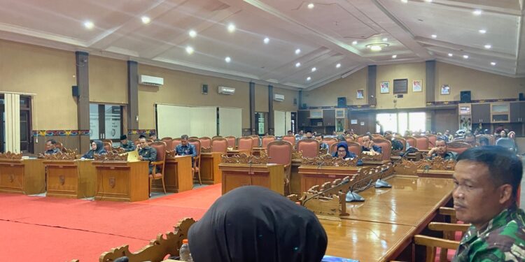 Foto: DIAN/MATA KALTENG - Suasana rapat paripurna pembahasan RPJPD Kotim tahun 2025-2045.