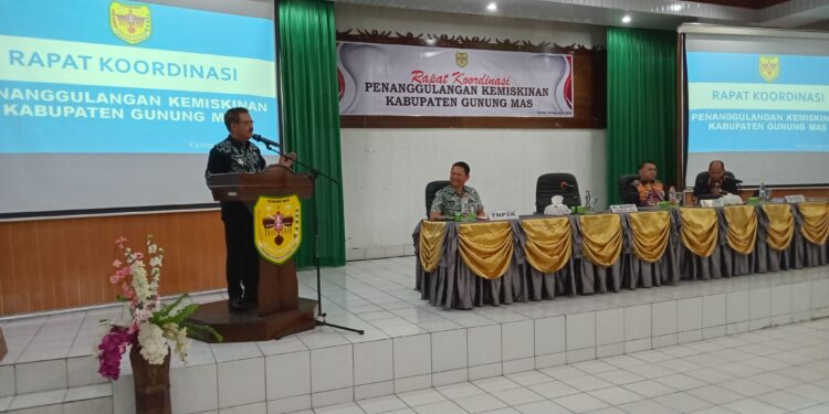 FOTO : DISKOMINFO SANTIK/MATA KALTENG - Pj Bupati Gumas Herson B Aden bersama Sekda Richard, Spesialis Pengembangan Program Sektor Non Pemerintah Unit Advokasi Kebijakan dan Kemitraan TNP2K Sekretariat Wakil Presiden RI Priambudhi Margoni, dan Kepala Bapperida Yantrio Aulia, memberikan arahan dalam kegiatan rakor penanggulangan kemiskinan tahun 2024, Kamis, 1 Agustus 2024.