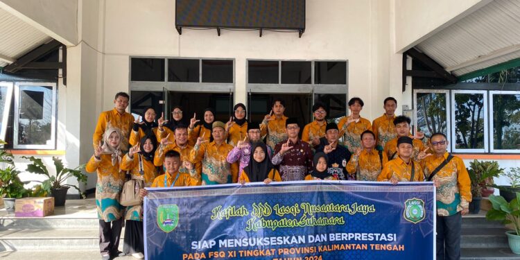 Foto : AKH/MATAKALTENG - Staf Ahli Bupati Bidang Kemasyarakatan dan Sumber Daya Manusia Setda Sukamara, Zul Khaidir saat melepas kafilah STQ XI Tingkat Provinsi Kalimantan Tengah.