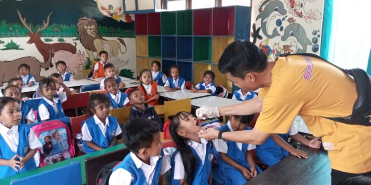 Foto : AKH/MATAKALTENG - Pemberian vaksin tetes masin polio untuk anak-anak usia 0-7 tahun.