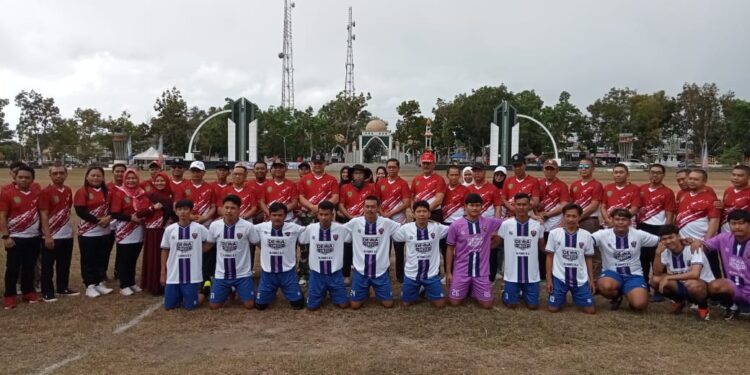Foto : AKH/MATAKALTENG - Turnamen sepak bola Bupati Cup Sukamara dimulai.