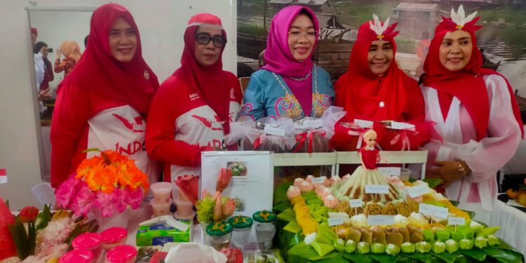FOTO: MATAKALTENG - Ketua TP-PKK Kotim Khairiah Halikinnor saat bersama peserta Festival Kue Tradisional.