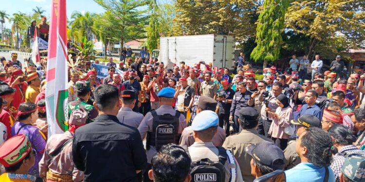 FOTO: MATAKALTENG - Aksi damai umat Hindu Kaharingan di kantor Pemda Kotim.