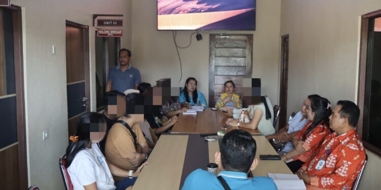 FOTO : SMAN 1 KURUN/MATA KALTENG - Suasana mediasi yang difasilitasi oleh Unit PPA Satreskrim Polres Gumas antara keluarga korban dan pelaku, Kamis, 1 Agustus 2024.