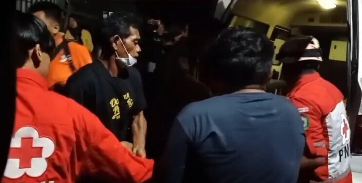 FOTO: IST/MATAKALTENG - Proses evakuasi mayat Langsia yang ditemukan di KM 11 Kelurahan Pasir, Kecamatan Mentawa Baru Ketapang, Kabupaten Kotawaringin Timur (Kotim).