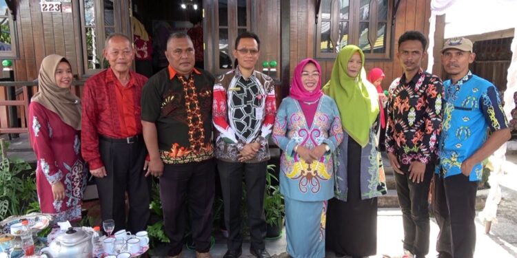 Foto: DIAN/MATA KALTENG - Pemilik PT. Sukajadi Sawit Mekar Atung (kemeja merah) saat membersamai festival kue tradisional di Anjungan Sampit bersama Ketua TP PKK Kotim beserta Kepala SOPD terkait.
